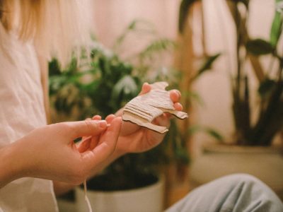 ¿Cómo hacer manualidades con materiales reciclados?