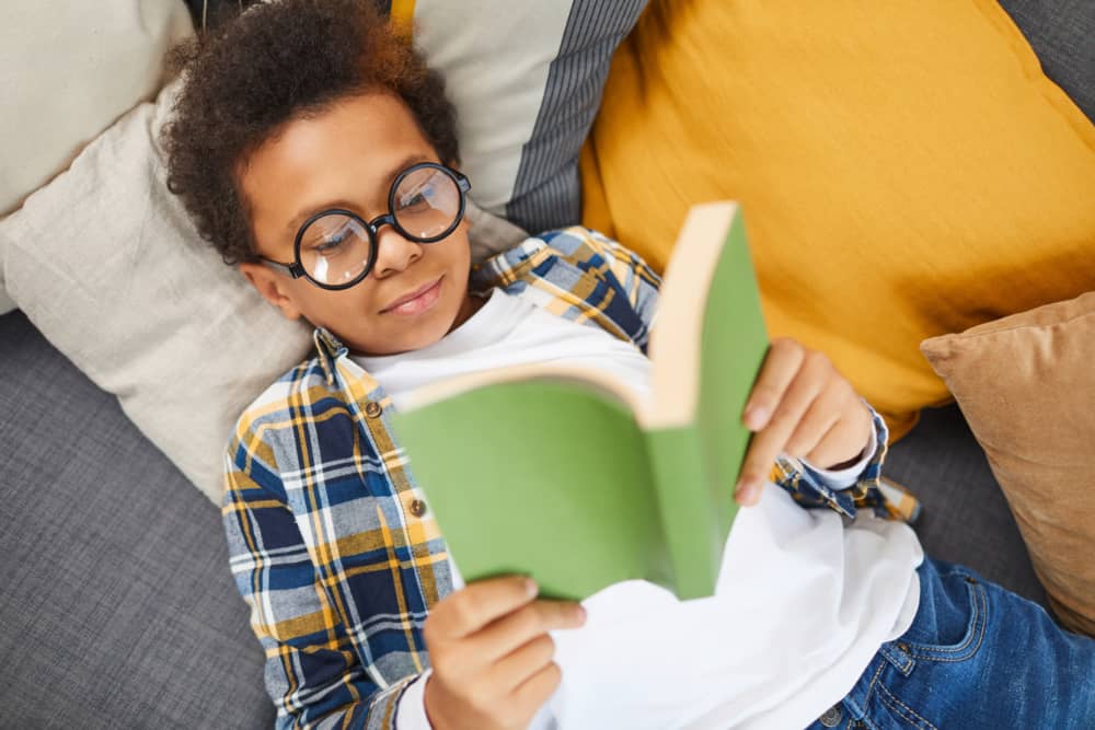 rincón de lectura infantil sencillez