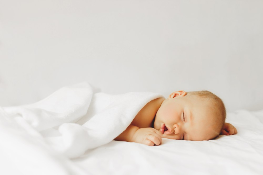 Cómo dormir rápido a un bebe blancos