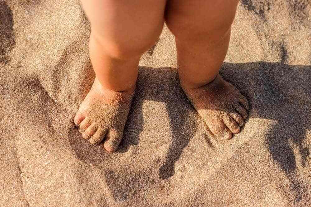 playa con bebés: cuidado con la arena