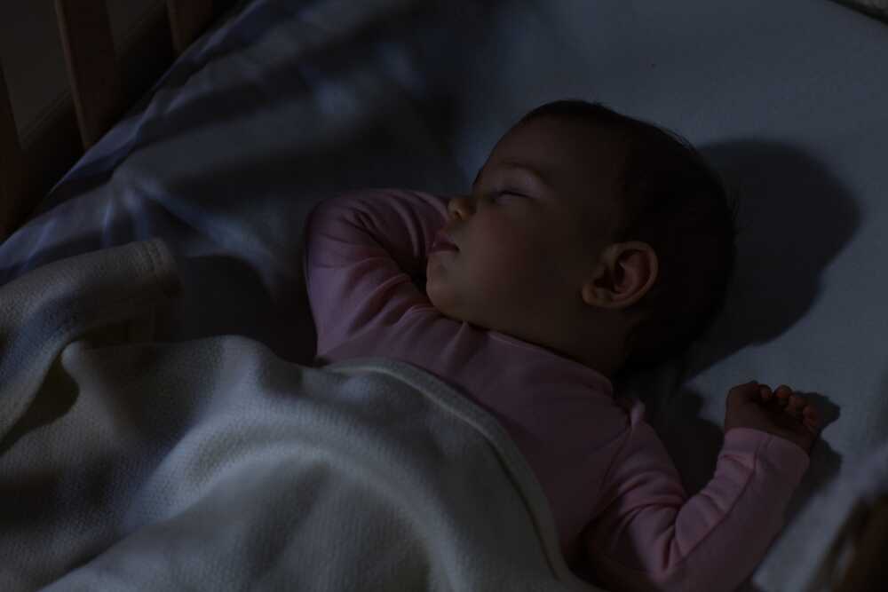 Para ayudar al bebé a dormir es importante que no haya luces ni sonidos 