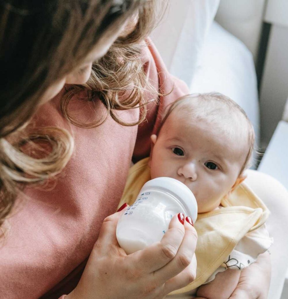 Cómo despertar a un bebé para que coma biberón