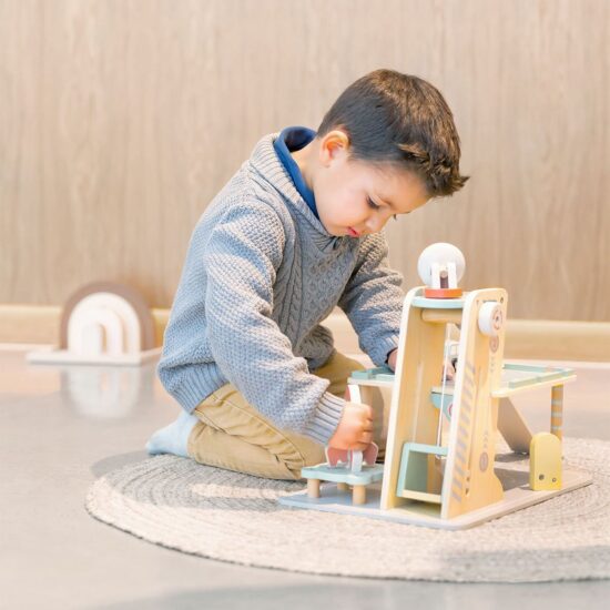 Niño jugando con parque de bomberos